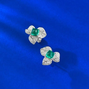 Boucles d'oreilles fleur argent S925 avec émeraude pain de sucre et pétales pavés