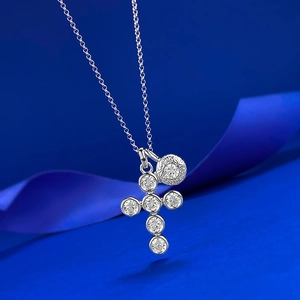Collier croix en argent S925 avec pendentif gemme ronde sur fond de soie bleue