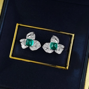 Boucles d'oreilles en argent S925 motif bougainvillier avec pierres émeraude pain de sucre