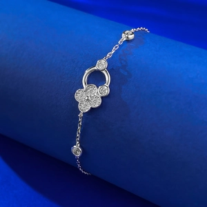 S925 sterling silver four-leaf clover bracelet with pavé zircons on blue pedestal