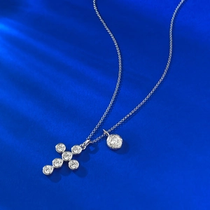 Collier croix en argent S925 avec pendentif rond sur fond de velours bleu foncé chic