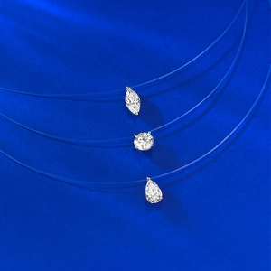 Trois colliers invisibles en fil de nylon avec pendentifs marquise, rond et goutte d'eau