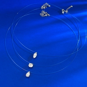 Détails de trois colliers invisibles en argent avec des zircons marquise, ronds et en poire