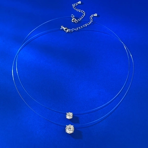 Gros plan du collier invisible en argent S925 avec pendentif en zircone cubique brillant