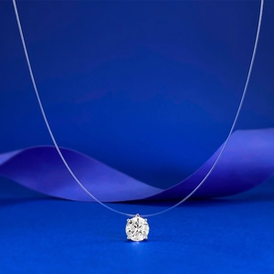 Détail macro d'un pendentif classique en diamant solitaire sur un fil de pêche invisible