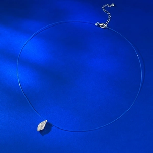 Vue macro du collier invisible en fil de nylon avec fermoir S925 et pendentif marquise