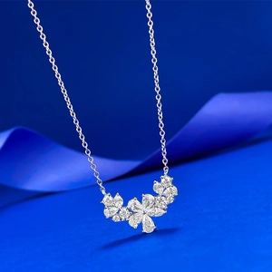 Nahaufnahme des S925 Sterling Silber Gänseblümchen-Anhängers mit funkelndem Zirkonia
