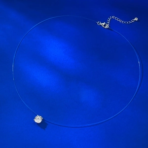Détail du collier invisible en fil de nylon avec pendentif en oxyde de zirconium brillant