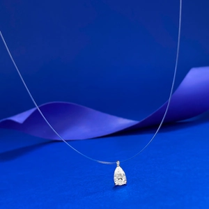 Vue rapprochée du pendentif cristal goutte sur un collier en fil de pêche invisible