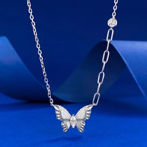 Collana con Ciondolo a Farfalla in Argento Sterling S925 per Donna con Intarsi in Strass Finitura Spazzolata Catena Asimmetrica