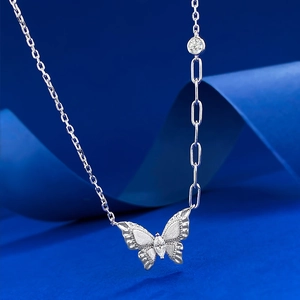 Macro di collana a farfalla in argento con catena asimmetrica e zirconi su sfondo blu