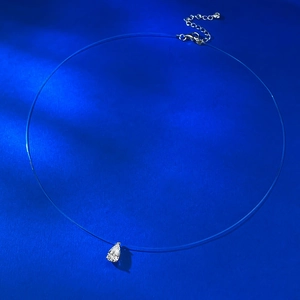 Vue détaillée du collier invisible en fil de pêche avec zircon goutte et fermoir argenté