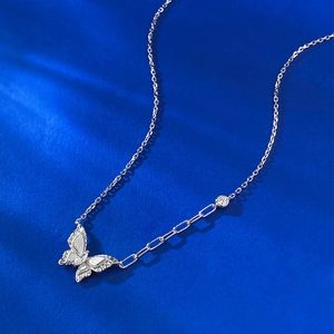 Collana con farfalla in argento S925 con pendente vintage spazzolato e piccoli cristalli