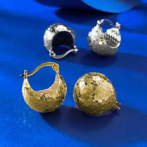 Sparkling S925 sterling silver textured hoop earrings in gold and silver finishes