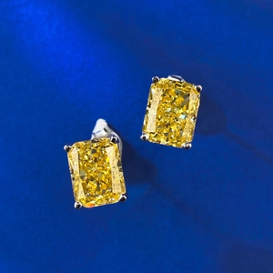 Makroaufnahme von gelben Diamantohrringen mit Radiant-Schliff in 925 Sterling Silber