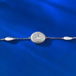 Bracelet vintage en argent S925 brossé avec cristal rond sur fond de soie bleue