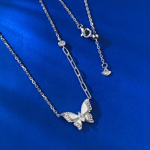 Collana con pendente a farfalla in argento S925 con ali spazzolate e cristalli luminosi