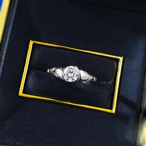 Gros plan d'une bague en diamant de 1 carat dans son luxueux écrin en velours bleu profond