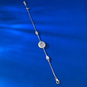 Détail d'un bracelet en argent S925 avec pendentif en métal brossé et cristaux pavés