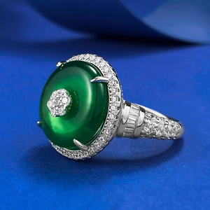 Luxurious S925 silver ring with green chalcedony and diamonds in a classic design