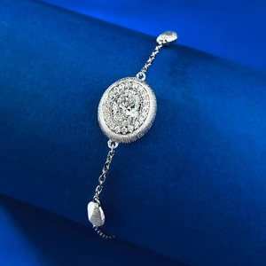 Bracelet vintage en argent S925 avec diamant ovale sur un support cylindrique bleu