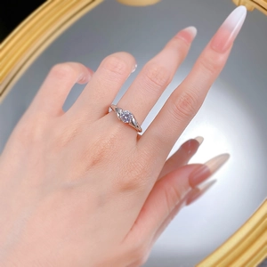 Bague de fiançailles élégante en argent avec diamant étincelant de 1ct sur la main