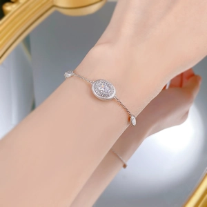 Gros plan d'un bracelet vintage S925 en argent avec pierre ovale au poignet femme