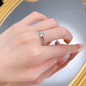Gros plan détaillé d'une bague de fiançailles en argent avec diamant rond brillant