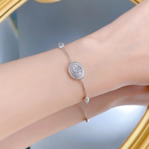 Vue détaillée du bracelet en argent S925 avec pendentif ovale et serti pavé de zircones