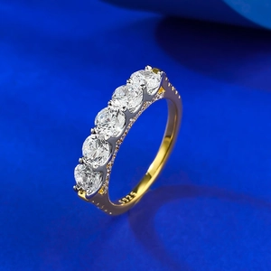 Bague classique en argent sterling S925 avec cinq zircons ronds sur fond bleu vif