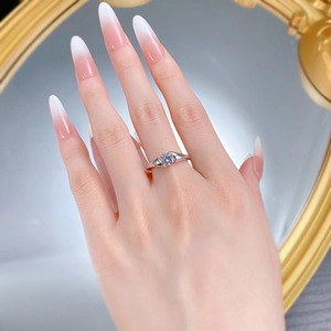 Gros plan d'une bague en diamant d'un carat étincelant sur une main soignée