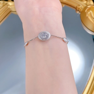 Détail du bracelet en argent S925 avec pierre ronde et accents de feuilles givrées