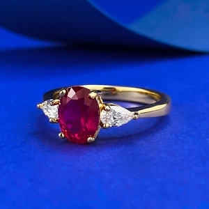 Eleganter S925 Silberring mit ovalem taubenblutrotem Korund und Seitensteinen