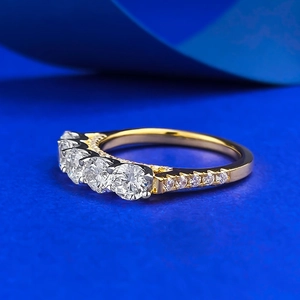 Gros plan d'une bague bicolore en argent et or sertie de cinq diamants étincelants