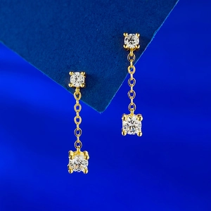Orecchini pendenti in argento S925 dorato con zirconi tondi brillanti e nappa a catena lunga