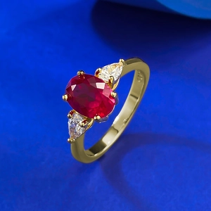 Eleganter S925 Silberring vergoldet mit ovalem rotem Korund und weißen Zirkonia-Steinen