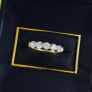 Vue macro d'une bague en argent S925 avec cinq pierres de zircone cubique étincelantes