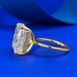 Macro del marchio S925 e della pietra preziosa taglio radiant sull'anello dorato