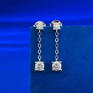 Eleganti orecchini lunghi in argento S925 con nappe a solitario tondo brillante