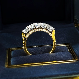 Bague luxueuse en argent S925 plaqué or avec cinq pierres et accents de zircone