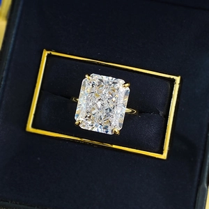 Dettaglio macro dell'anello con diamante radiant 12x14mm, taglio a fiore di ghiaccio dorato