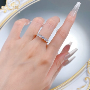 Bague élégante en argent S925 avec cinq zircons étincelants sur un serti à griffes dorées