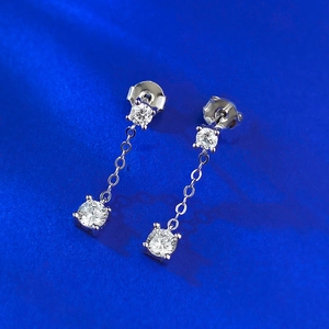 Dettaglio di orecchini lunghi in argento S925 con diamanti brillanti a taglio tondo