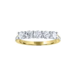 Détail de la bague en argent S925 avec cinq grands zircons ronds sertis de griffes