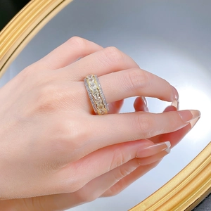 Detail of S925 silver ring with yellow ice-cut diamonds and two-tone metal finish