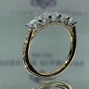 Vue détaillée d'une bague en argent S925 doré avec cinq pierres centrales rondes et pavé