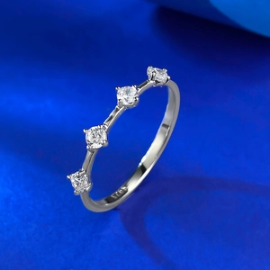 Bague minimaliste en argent 925 avec quatre zircons sertis à griffes élégants