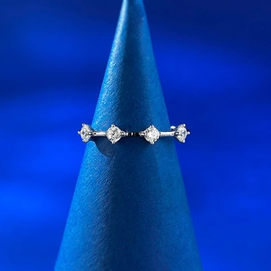 Vue macro d'une bague minimaliste en argent S925 avec quatre pierres rondes brillantes