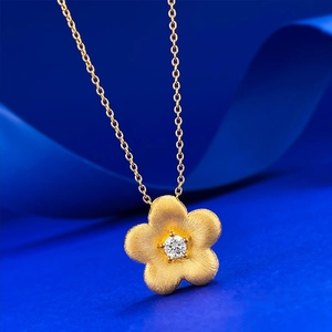 Collier pendentif fleur brossée en argent S925 doré avec pierre de zircon étincelante