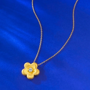 Collier élégant avec pendentif fleur en argent S925 plaqué or brossé et pierre en zircon